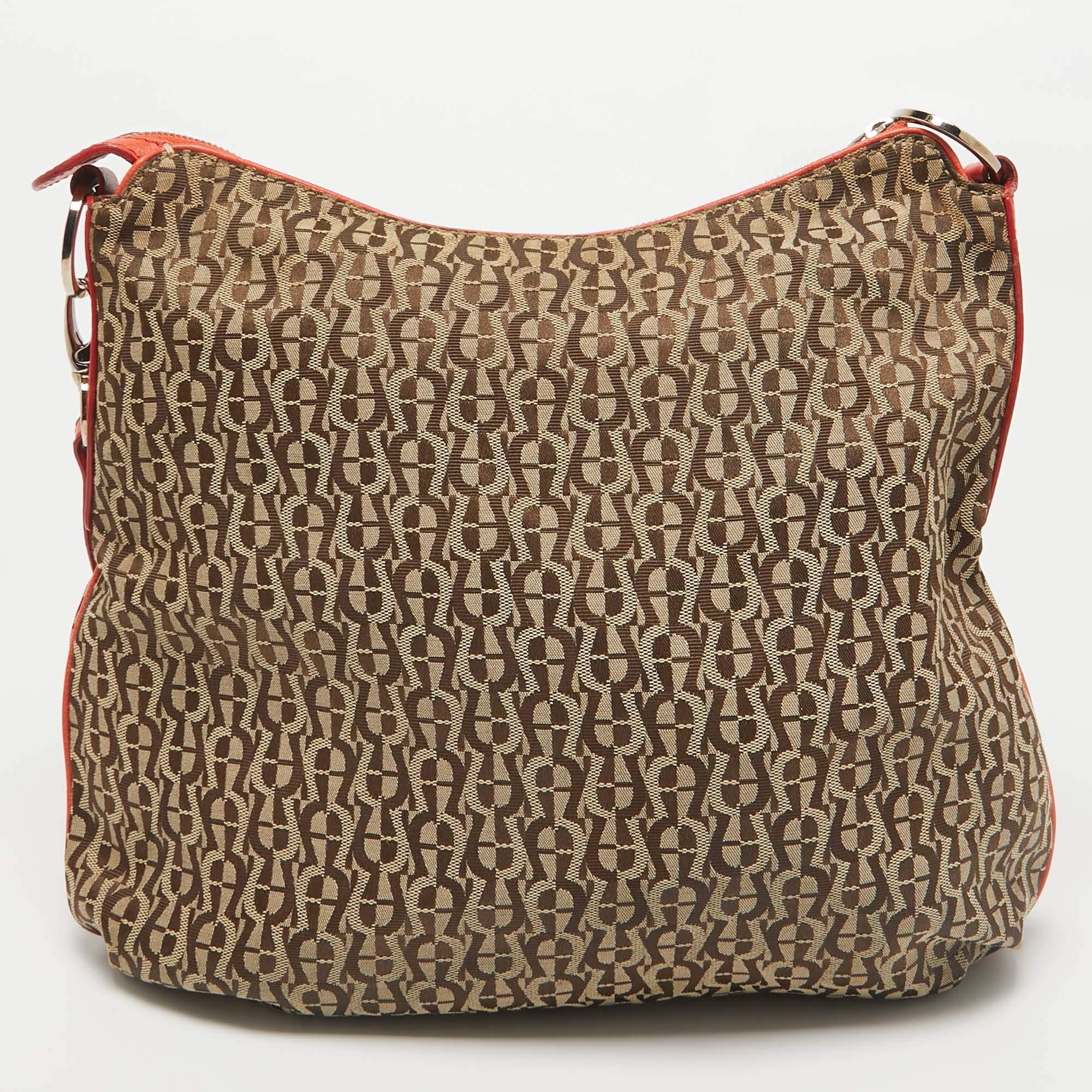 Aigner - Sac à bandoulière en toile et cuir avec monogramme beige/orange État moyen - En vente à Dubai, Al Qouz 2