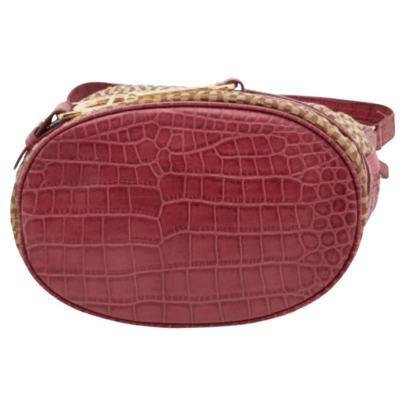 Le borse eleganti non mancano mai di fare un'impressione alla moda. Fai tua questa hobo di design abbinandola a un abbigliamento da lavoro sofisticato e a un look casual e giocoso.