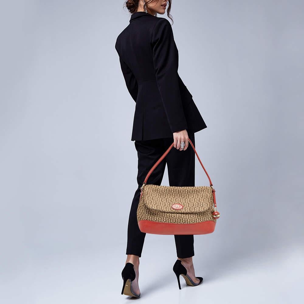 Get style and carry your essentials with ease using this designer shoulder bag. It has been crafted using high quality materials to be a standout accessory.