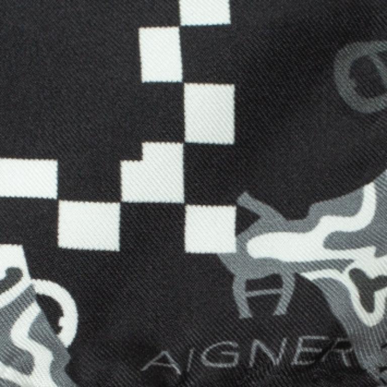 For days when you want your accessory to essay your style, this Aigner scarf is perfect. This scarf is created from quality silk for a luxurious feel and has animal motifs printed all over.