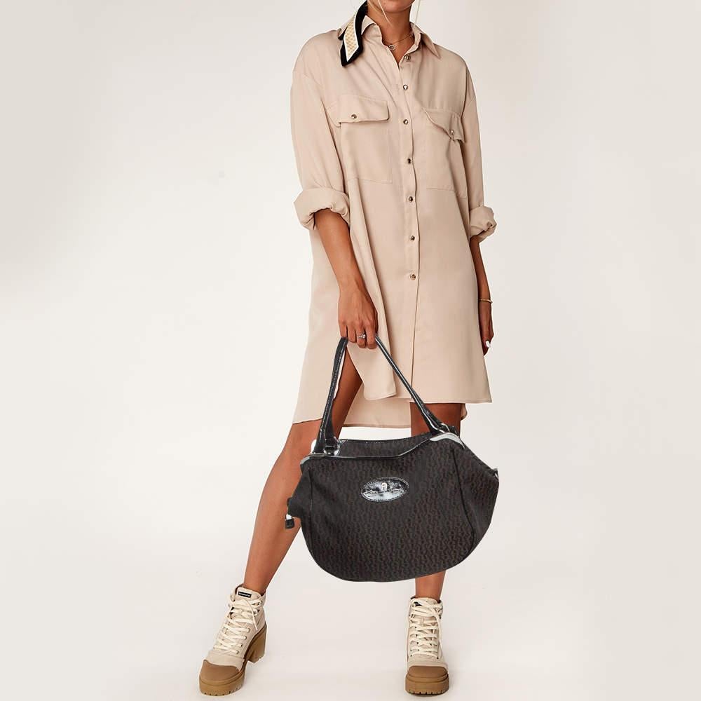 Ensure your days essentials are in order and your outfit is complete with this designer bag. Crafted using the best materials the bag carries the maisons signature of artful craftsmanship and enduring appeal.
