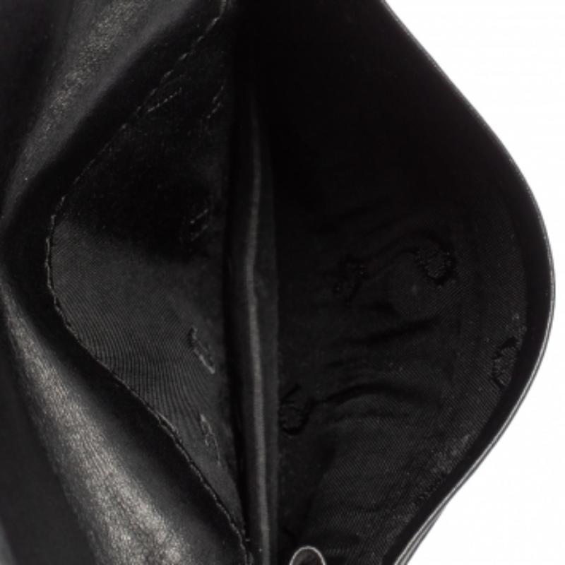 Be a trendsetter around town with this impressive leather cardholder. Give your essentials a stylish home with this magnificent piece from the house of Aigner. The classy black hue of this stylish cardholder makes your style stand out wherever you