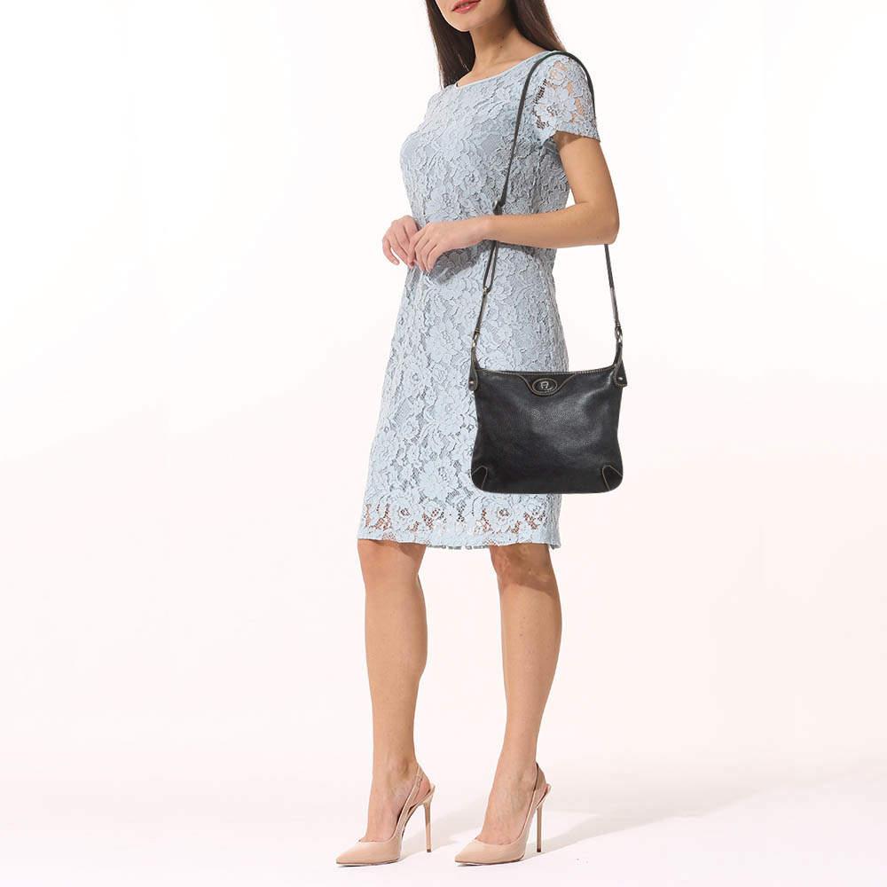 Los bolsos de diseño son los compañeros ideales para un sinfín de ocasiones Aquí tenemos una pieza que aúna moda y funcionalidad, elaborada con precisión. Está equipado con un interior de buen tamaño en el que caben fácilmente todos tus objetos