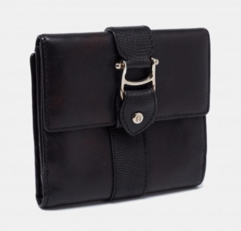 Pratique et élégant, ce portefeuille Aigber affiche un design de grande classe. Réalisé en cuir, le rabat avant est équipé d'une fermeture marquée et il est conçu dans un style trifold. L'intérieur doublé de tissu est divisé en différents