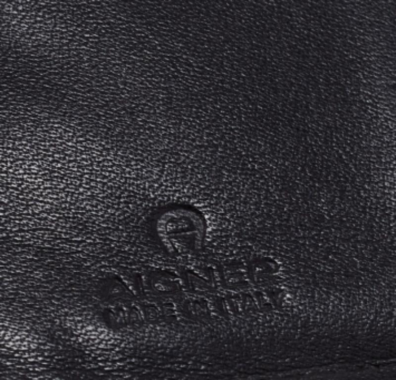 Portefeuille compact trifold en cuir noir d'Aigner Pour femmes en vente