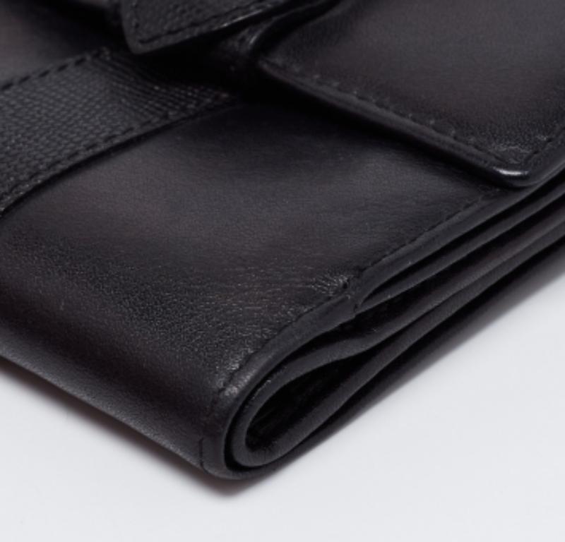 Portefeuille compact trifold en cuir noir d'Aigner en vente 2