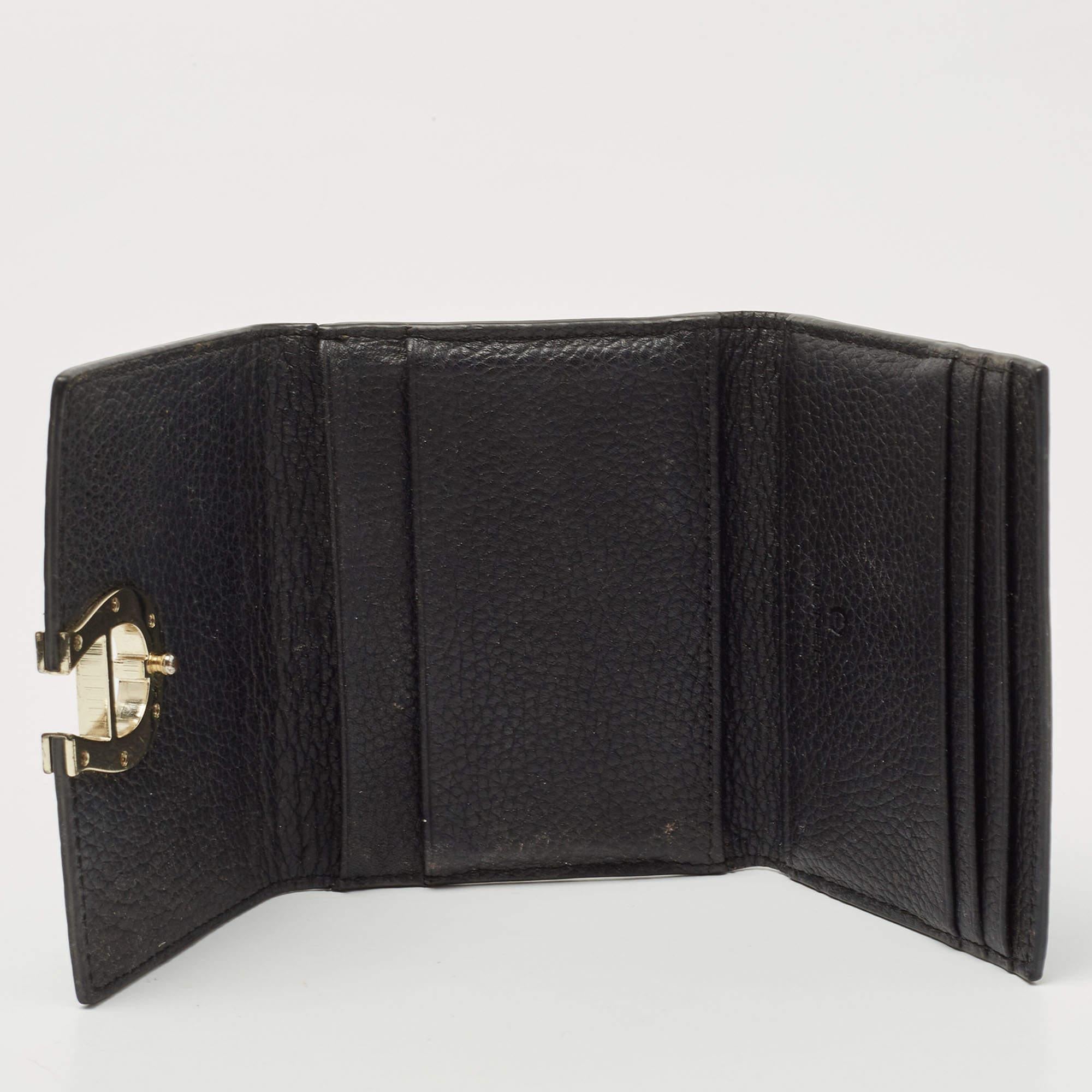 This well made creation from Aigner is undoubtedly a fashionistas choice Crafted in high quality leather  the black wallet features a flap with the brand detail. It is complete with multiple slots and enough space to neatly organize your essentials.