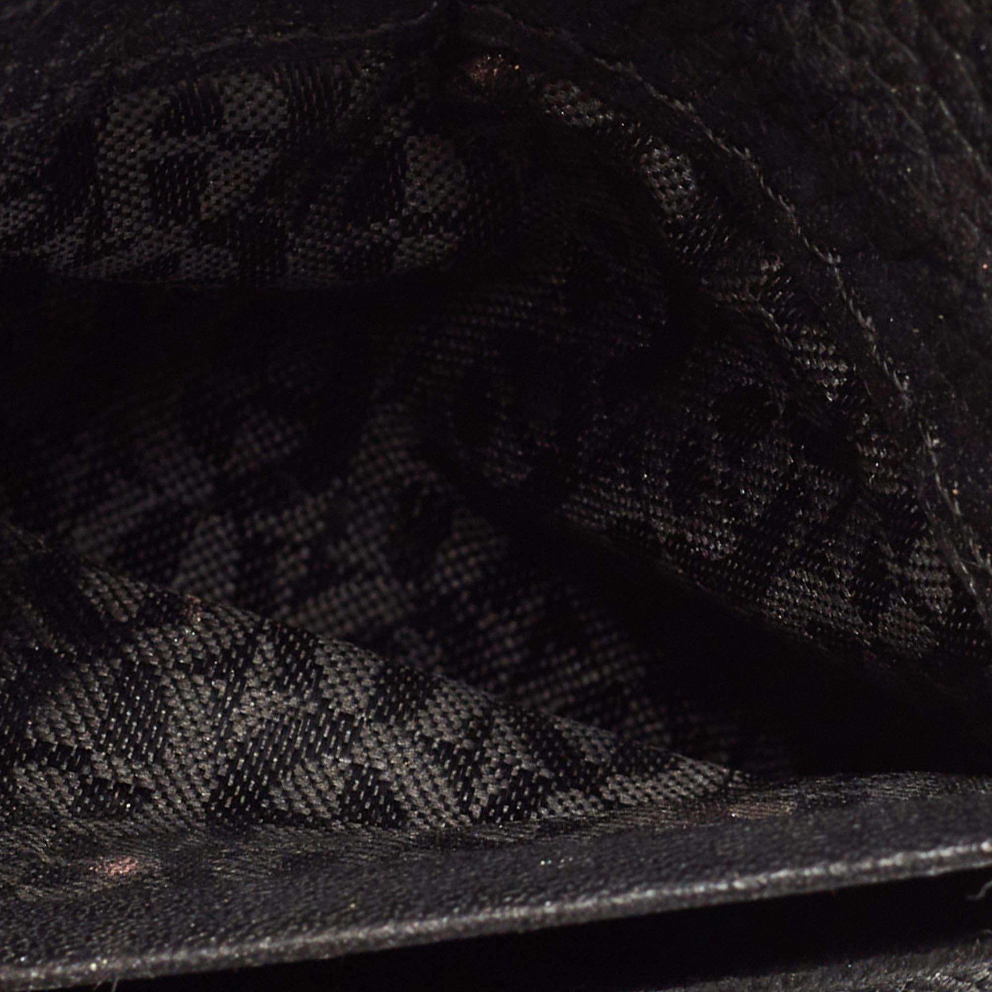 Aigner Black Leather Trifold Wallet In Fair Condition For Sale In Dubai, Al Qouz 2