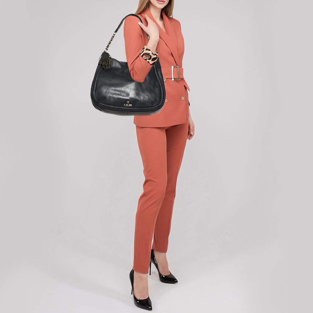 Stylish handbags never fail to make a fashionable impression. Make this designer hobo yours by pairing it with your sophisticated workwear as well as chic casual looks.