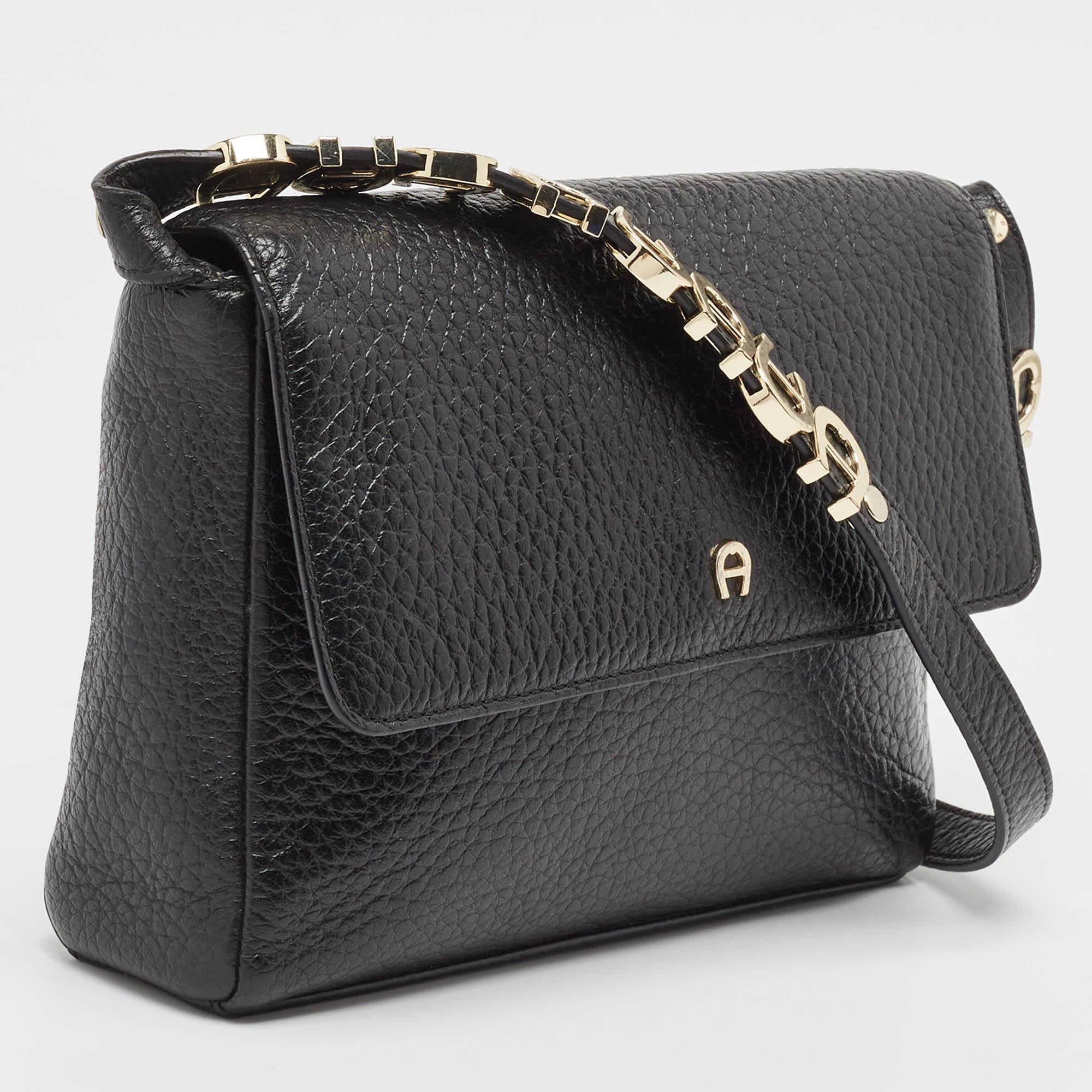 Aigner Black Pebbled Leather Flap Shoulder Bag In Good Condition In Dubai, Al Qouz 2