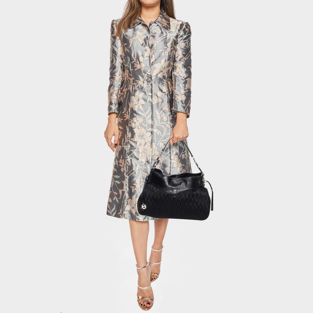 Take your style a notch higher with this understated yet fashionable hobo. Cut skillfully the bag features a spacious interior. It is perfect for daily use
