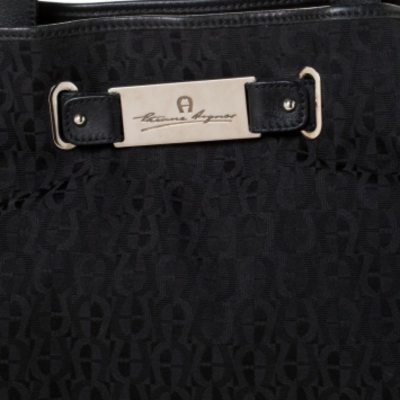 Aigner Black Signature Canvas and Leather Tote État moyen - En vente à Dubai, Al Qouz 2