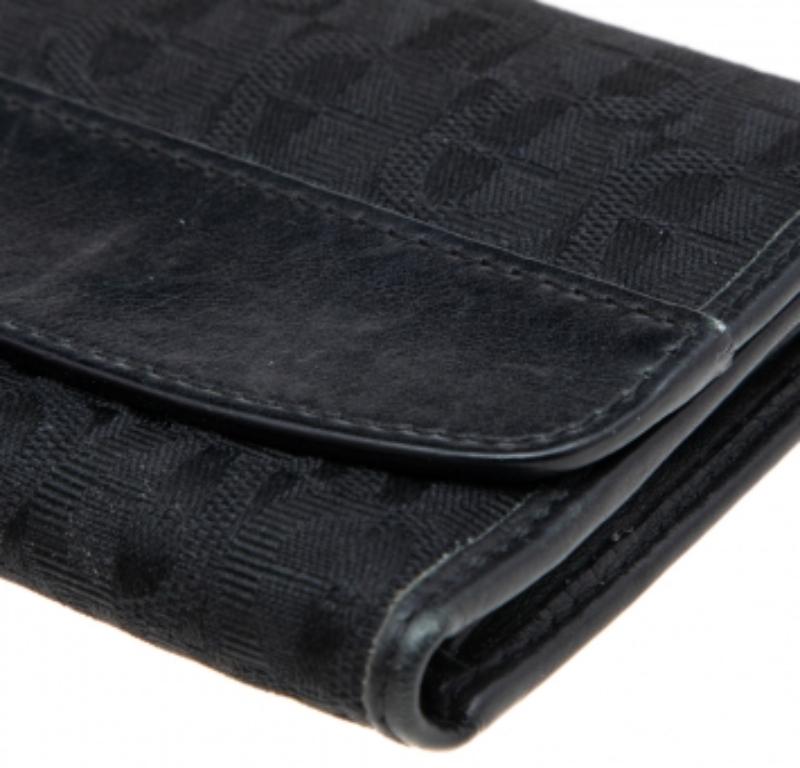 Noir Portefeuille trifold en toile et cuir Aigner Signature noire en vente