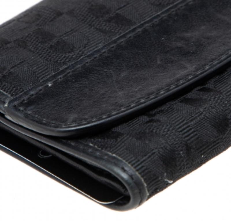Portefeuille trifold en toile et cuir Aigner Signature noire Bon état - En vente à Dubai, Al Qouz 2