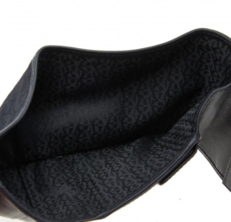 Portefeuille trifold en toile et cuir Aigner Signature noire en vente 2