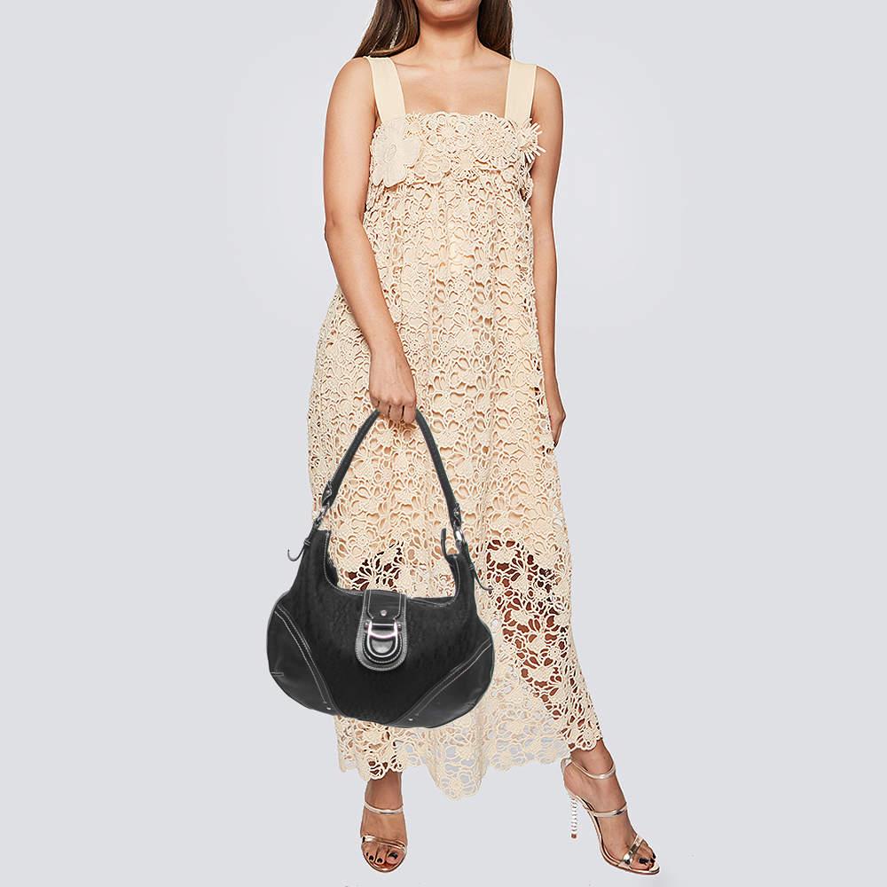 Stylish handbags never fail to make a fashionable impression. Make this designer hobo yours by pairing it with your sophisticated workwear as well as chic casual looks.