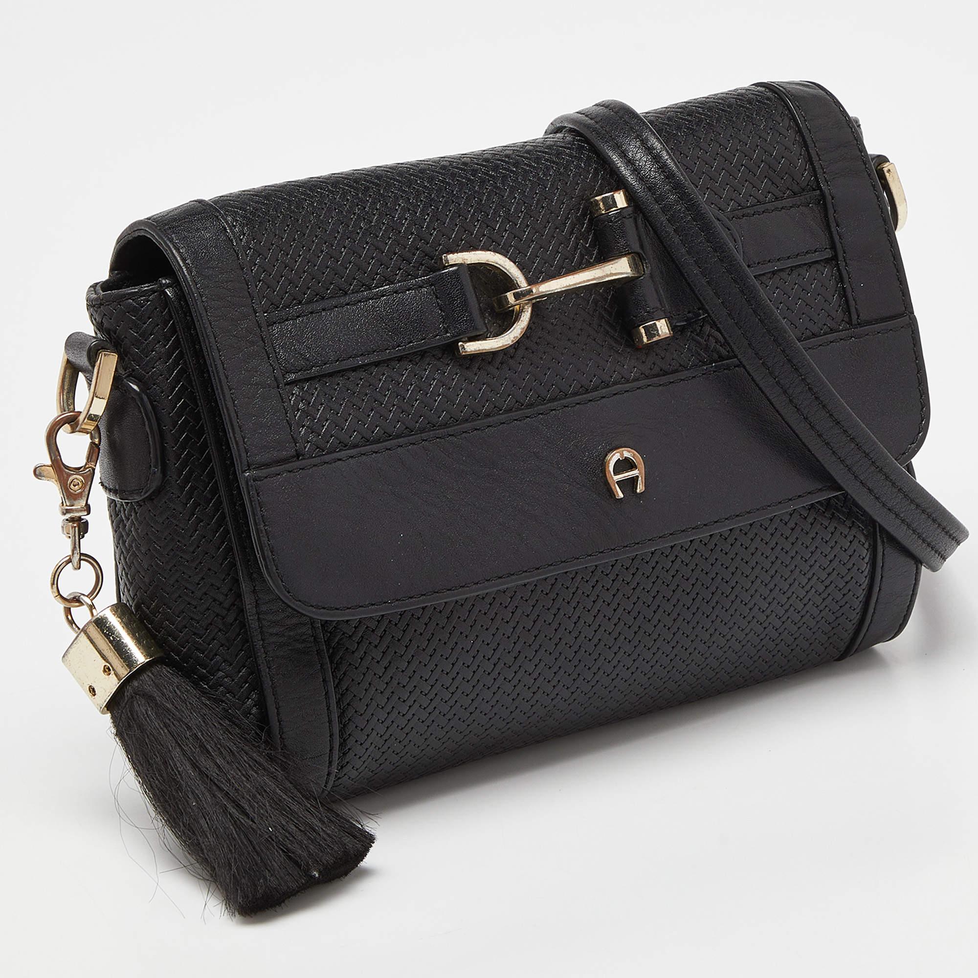 Noir Aigner - Sac à bandoulière Cavallina en cuir texturé noir en vente
