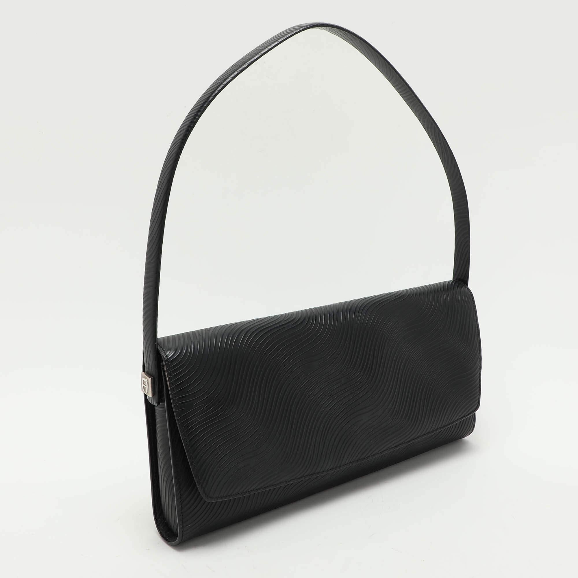 Aigner Black Textured Leather Flap Shoulder Bag In Good Condition In Dubai, Al Qouz 2