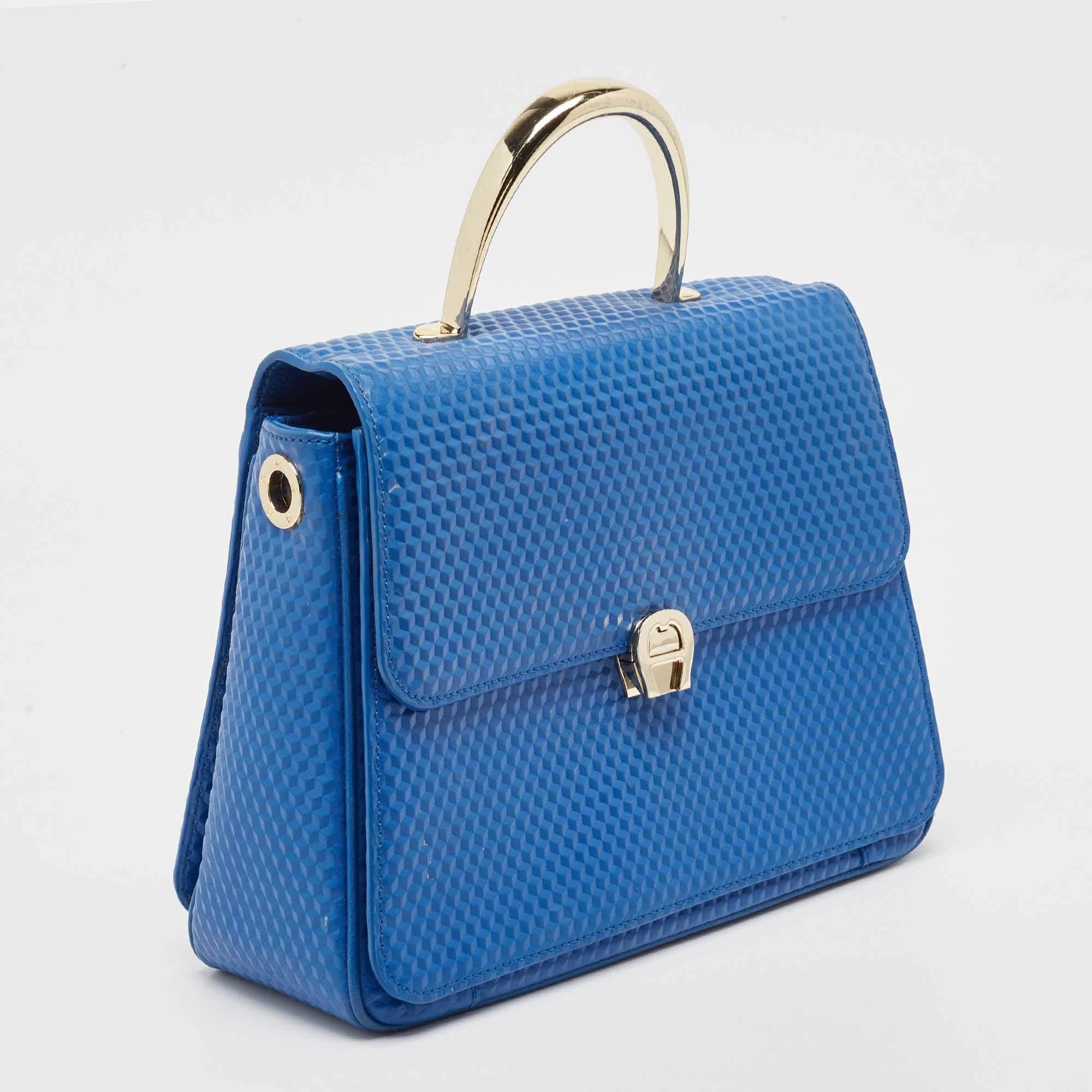 Aigner Bolso de Asa Superior Genoveva M de Piel Repujada Azul en Bueno estado para la venta en Dubai, Al Qouz 2
