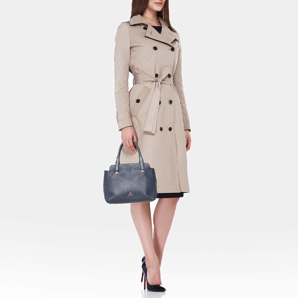 This tote is a result of blending high crafting skills with a practical design. It arrives with a durable exterior completed by luxe detailing. It is an accessory that you can count on.