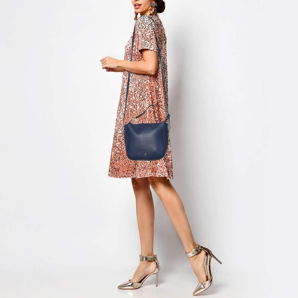 Express your personal style with this high-end crossbody bag. Crafted from quality materials, it has been added with fine details and is finished perfectly. It features a well-sized interior.