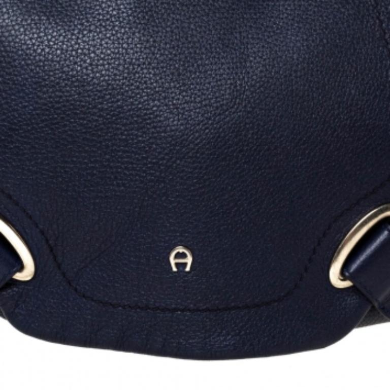 Aigner Blue Leather Flap Hobo In Fair Condition For Sale In Dubai, Al Qouz 2