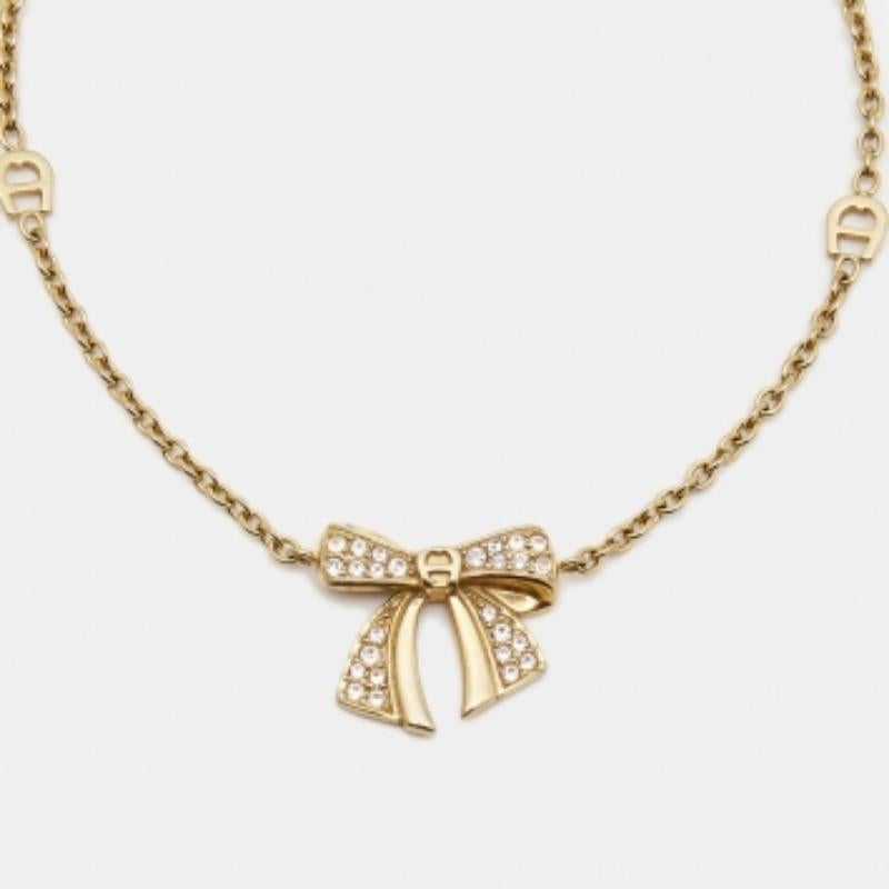 Les bracelets sont agréables à porter et quoi de mieux que ce bracelet d'Aigner pour compléter votre collection ! Réalisé en métal doré, il est doté d'une chaîne portant les logos de la marque et d'un nœud embelli.