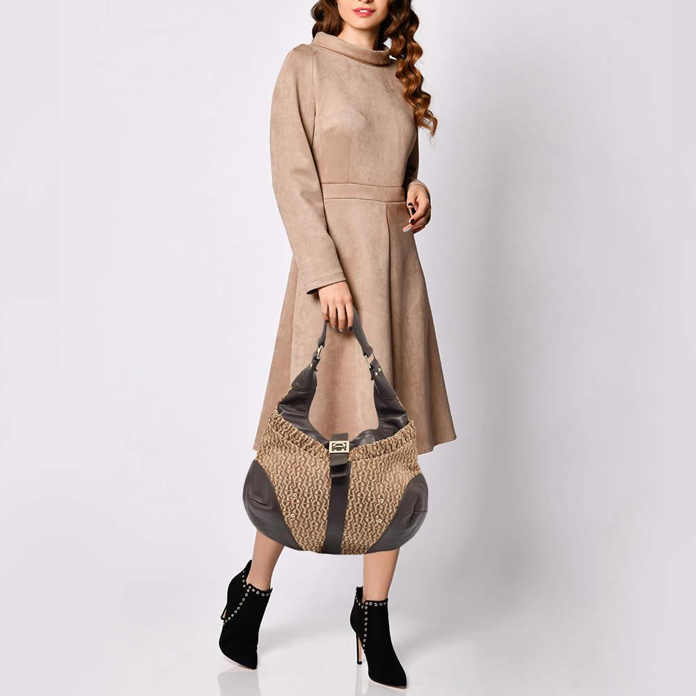 This hobo is tailored to exude finesse and functionality while completing your ensemble with style. It features a well crafted exterior adorned in a lovely hue and a spacious interior. Add some extra style to your everyday looks with this marvelous