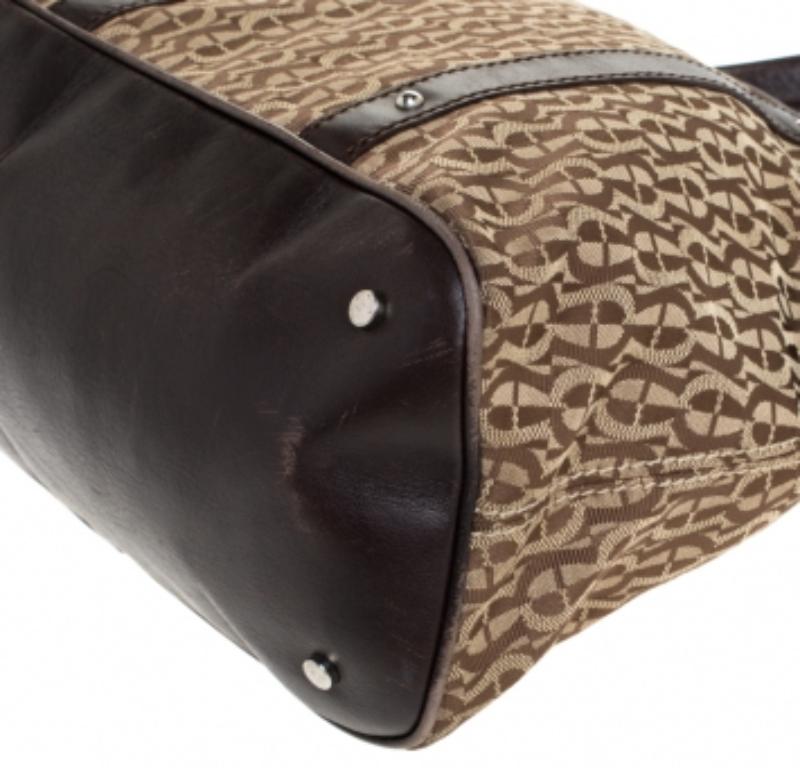 Aigner, la borsa firmata in tela e pelle marrone/beige In condizioni discrete in vendita a Dubai, Al Qouz 2