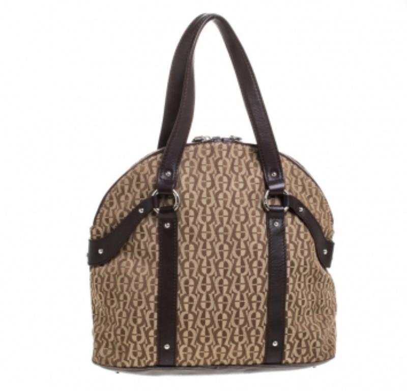 Aigner, la borsa firmata in tela e pelle marrone/beige in vendita 2