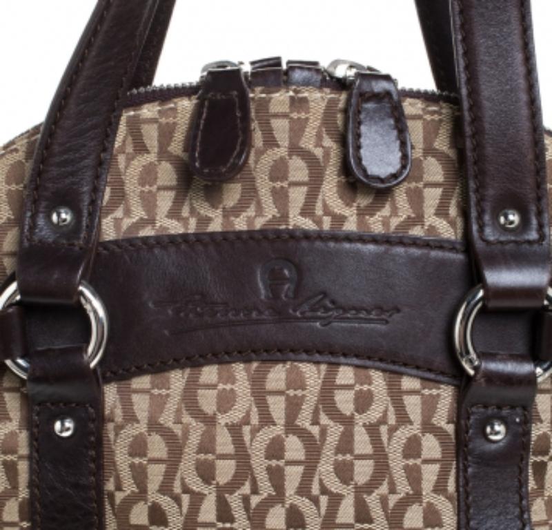 Aigner, la borsa firmata in tela e pelle marrone/beige in vendita 4