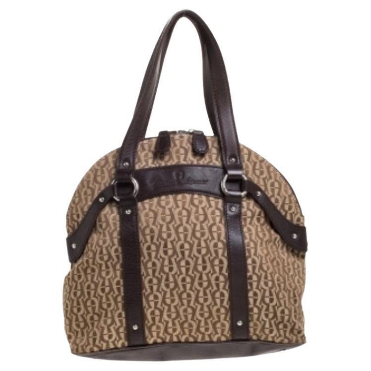 Aigner, la borsa firmata in tela e pelle marrone/beige in vendita