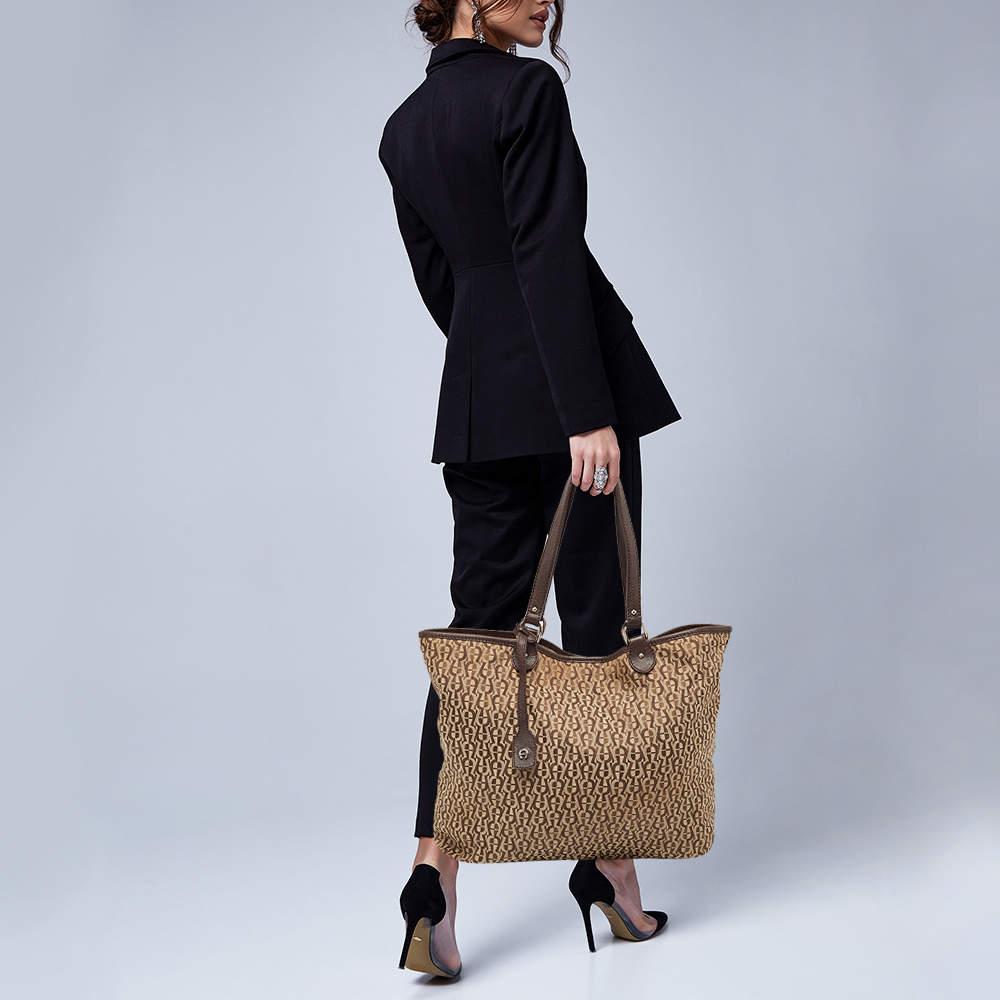 Know to create stylish  sophisticated  and timeless designs  this is a brand worth investing in. The bags that come from this labels atelier are exquisite. This tote bag is no different. It has been made from quality materials and comes with an