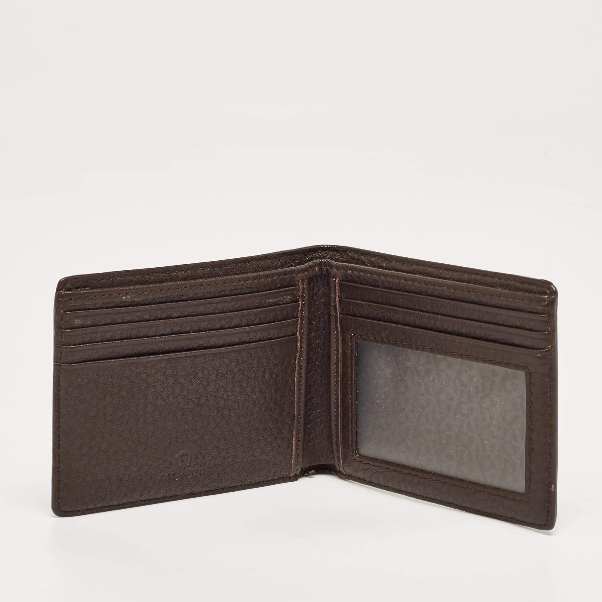 Élevez votre élégance quotidienne avec ce portefeuille Aigner. Fabriqué avec soin à partir de matériaux de première qualité, il allie harmonieusement style, fonctionnalité et sophistication, ce qui en fait un excellent choix.
