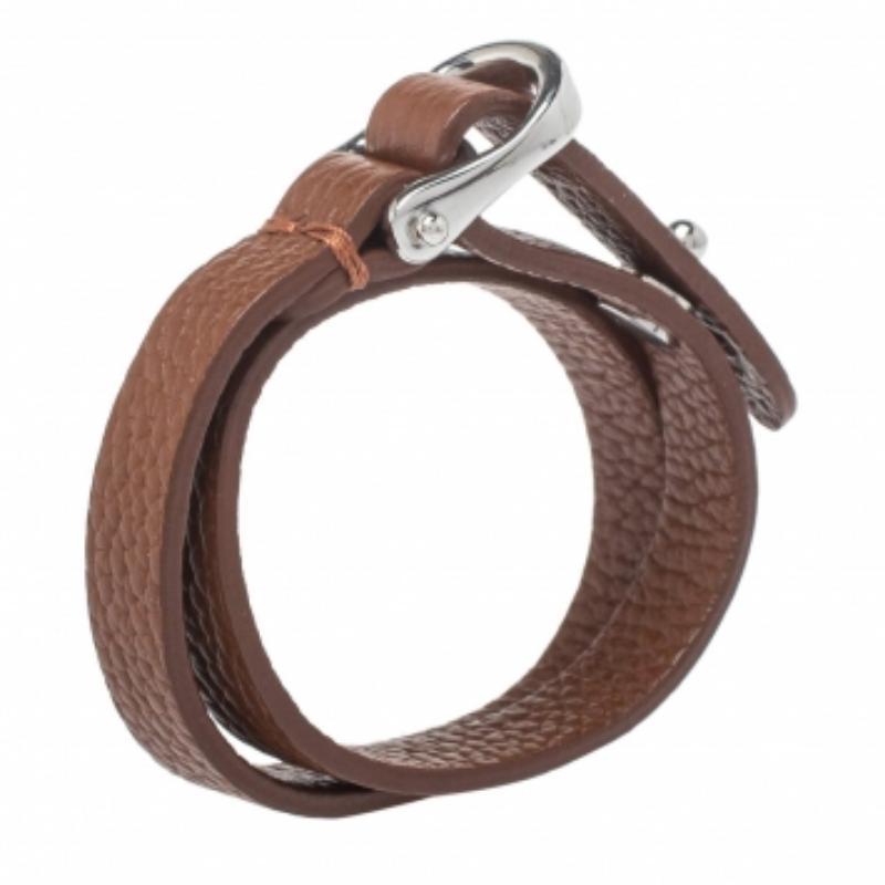 Diseñada en cuero marrón, esta pulsera Doble vuelta es un fino diseño de la casa Aigner. Esta pulsera tiene una hebilla con logotipo en metal plateado y orificios ajustables para proporcionar el ajuste adecuado.
