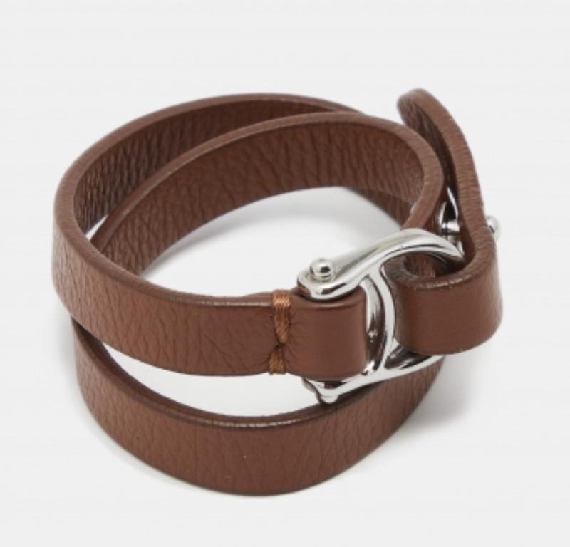 Designed in brown leather, this Double Tour bracelet is a fine design from the house of Aigner. This bracelet has a logo buckle in silver-tone metal and adjustable holes to provide the right fit.