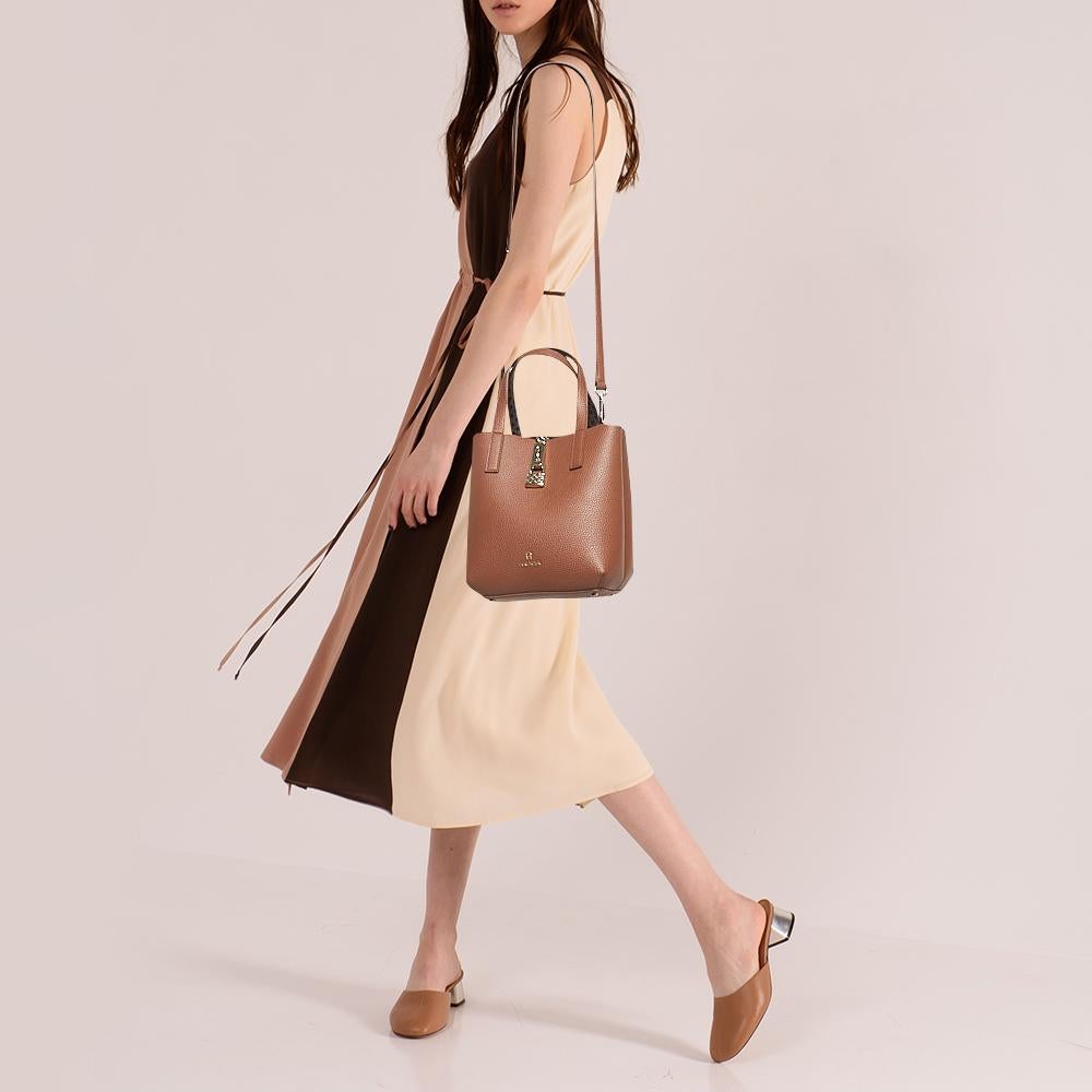 Brimming with artistry and quality craftsmanship, it is designed in a bucket silhouette, and the interior is spacious enough to hold all your essentials. This beautiful piece deserves to be carried with style by you.