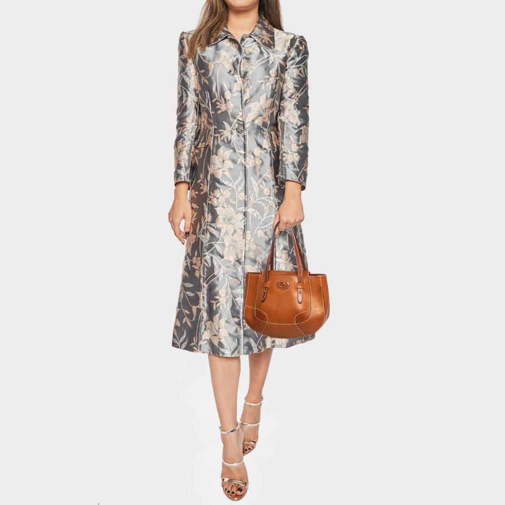 This hobo is tailored to exude finesse and functionality while completing your ensemble with style. It features a well crafted exterior adorned in a lovely hue and a spacious interior. Add some extra style to your everyday looks with this marvelous