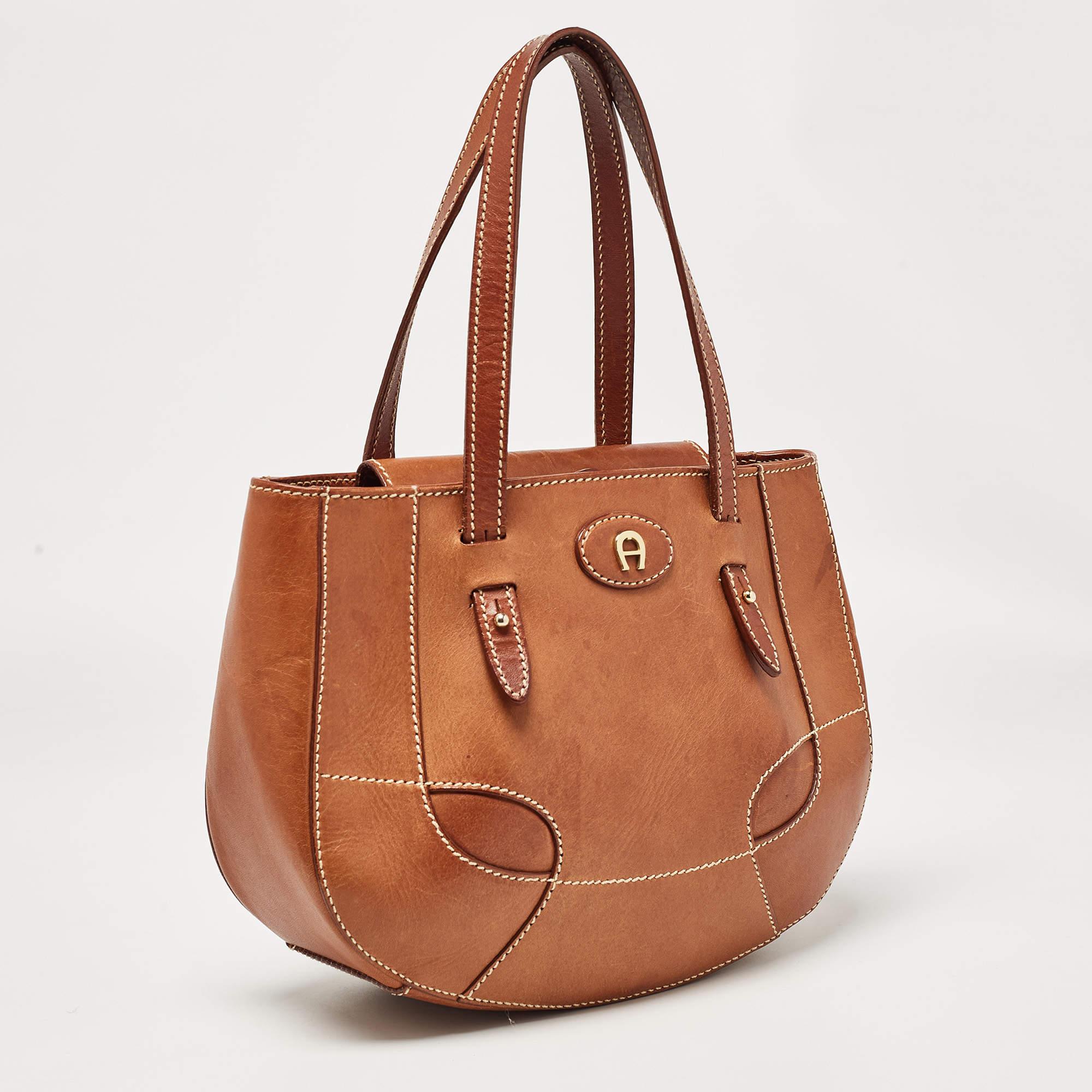 Aigner Brown Leather Logo Flap Hobo In Fair Condition In Dubai, Al Qouz 2