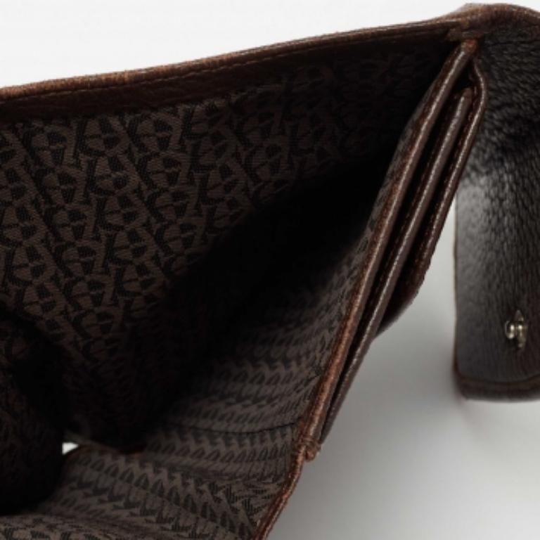 Offrez-vous le luxe d'Aigner avec ce portefeuille. Conçu en cuir marron, il présente le logo de la marque sur le rabat avant, un design trifold et des accessoires en métal argenté. L'intérieur compartimenté de ce portefeuille permet de conserver en