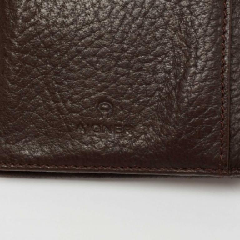 Aigner Brown Leather Logo Flap Trifold Wallet État moyen - En vente à Dubai, Al Qouz 2