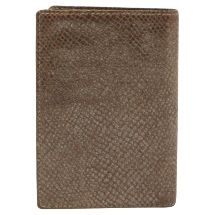 Diese Designer-Brieftasche ist praktisch und anspruchsvoll im Design. Das aus luxuriösen Materialien gefertigte Innenleben mit seinen Fächern sorgt für Ordnung in Ihrem Bargeld und Ihren Karten.