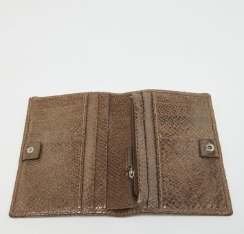 Aigner Brown Shimmer Snakeskin Embossed Leather Bifold Wallet im Zustand „Gut“ im Angebot in Dubai, Al Qouz 2