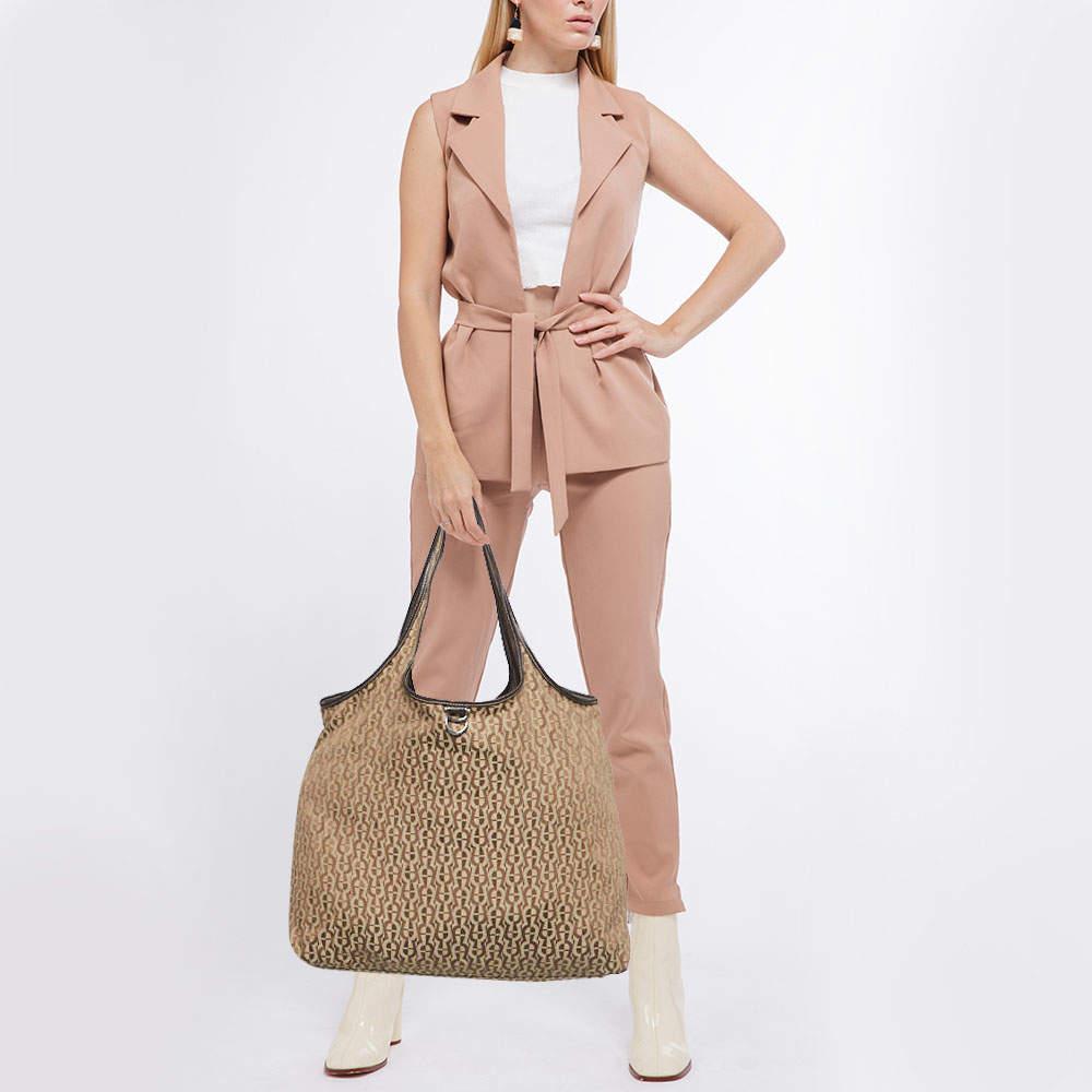 Know to create stylish, sophisticated, and timeless designs, this is a brand worth investing in. The bags that come from this label's atelier are exquisite. This tote bag is no different. It has been made from quality materials and comes with an