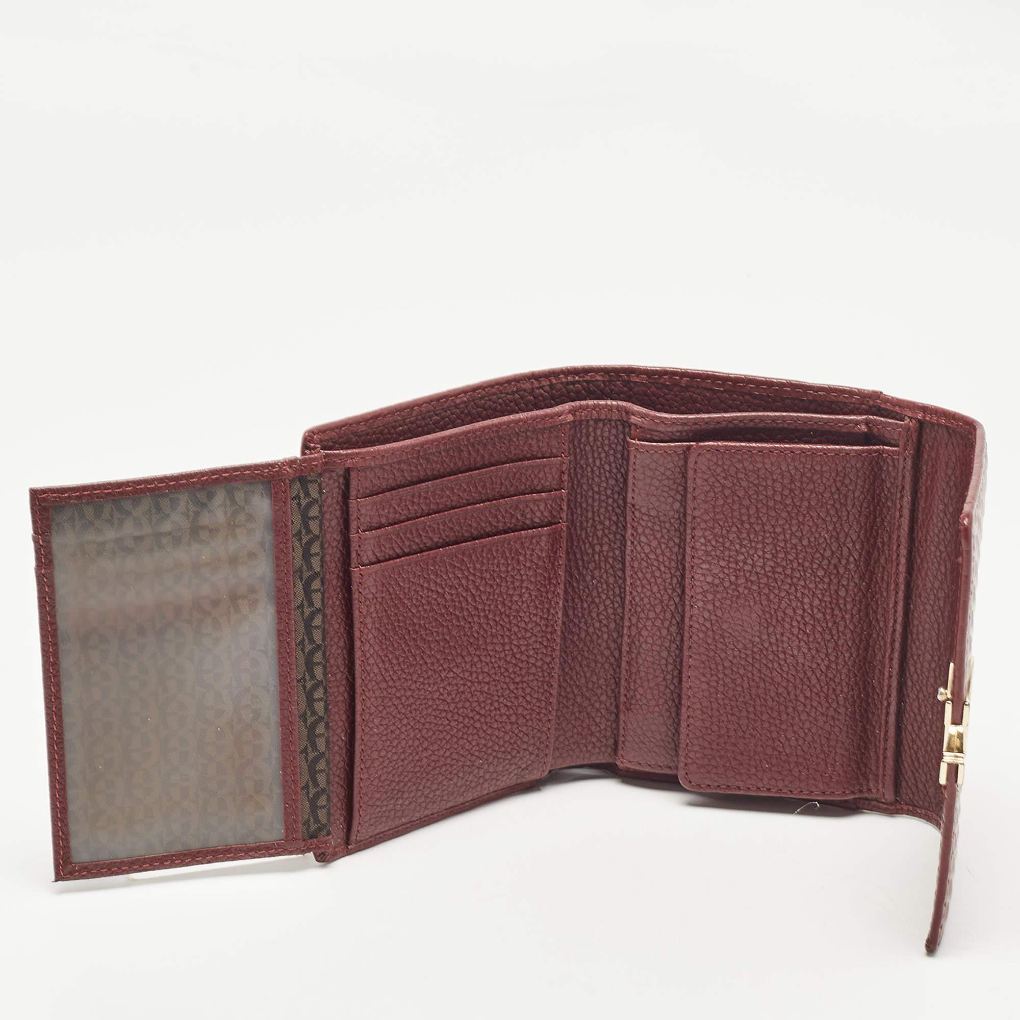 This classy trifold Aigner wallet brings along a touch of luxury and immense style. It comes perfectly crafted to neatly carry your cards and cash.
