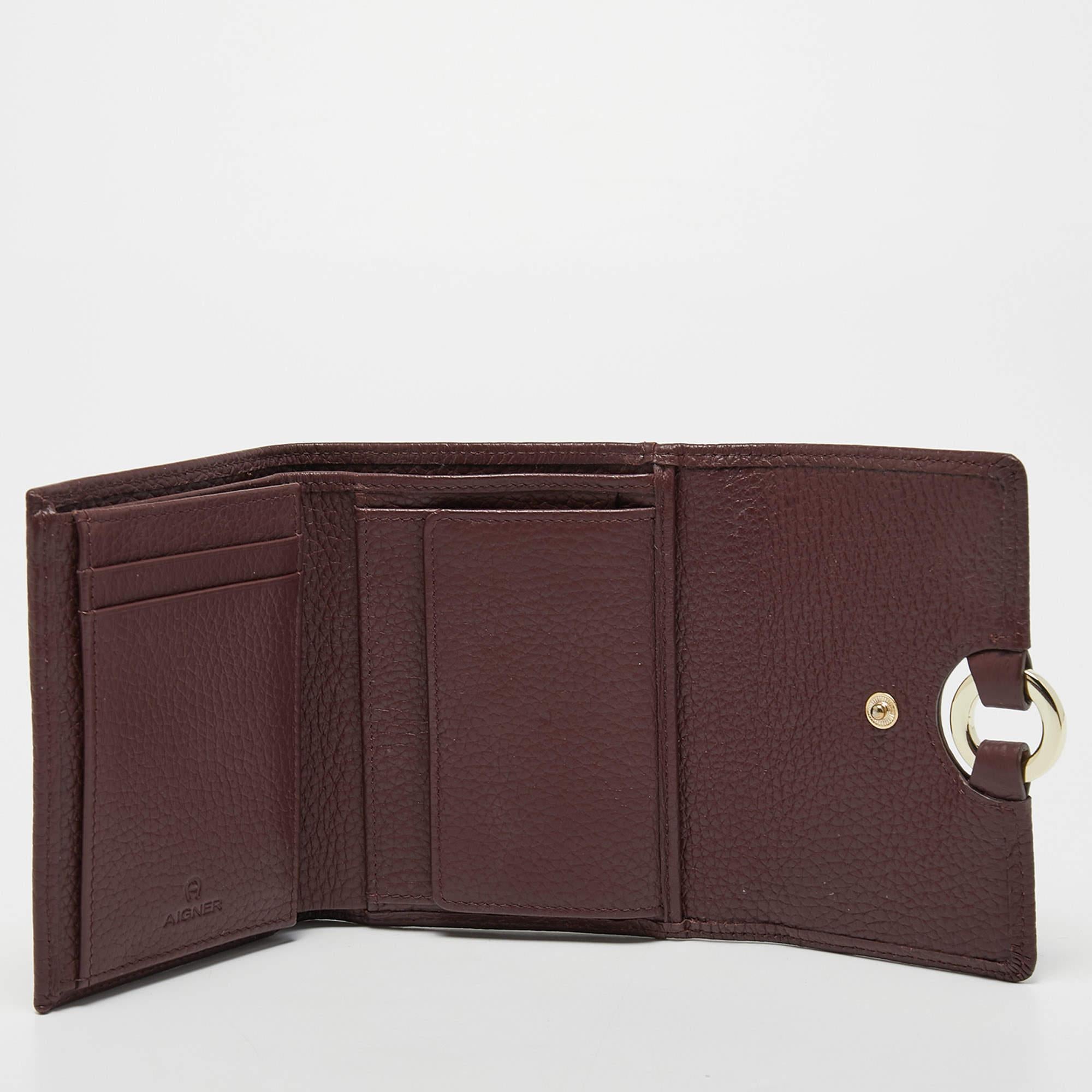 This designer wallet is an immaculate balance of sophistication and rational utility. It has been designed using prime quality materials and elevated by a sleek finish. The creation is equipped with ample space for your monetary essentials.