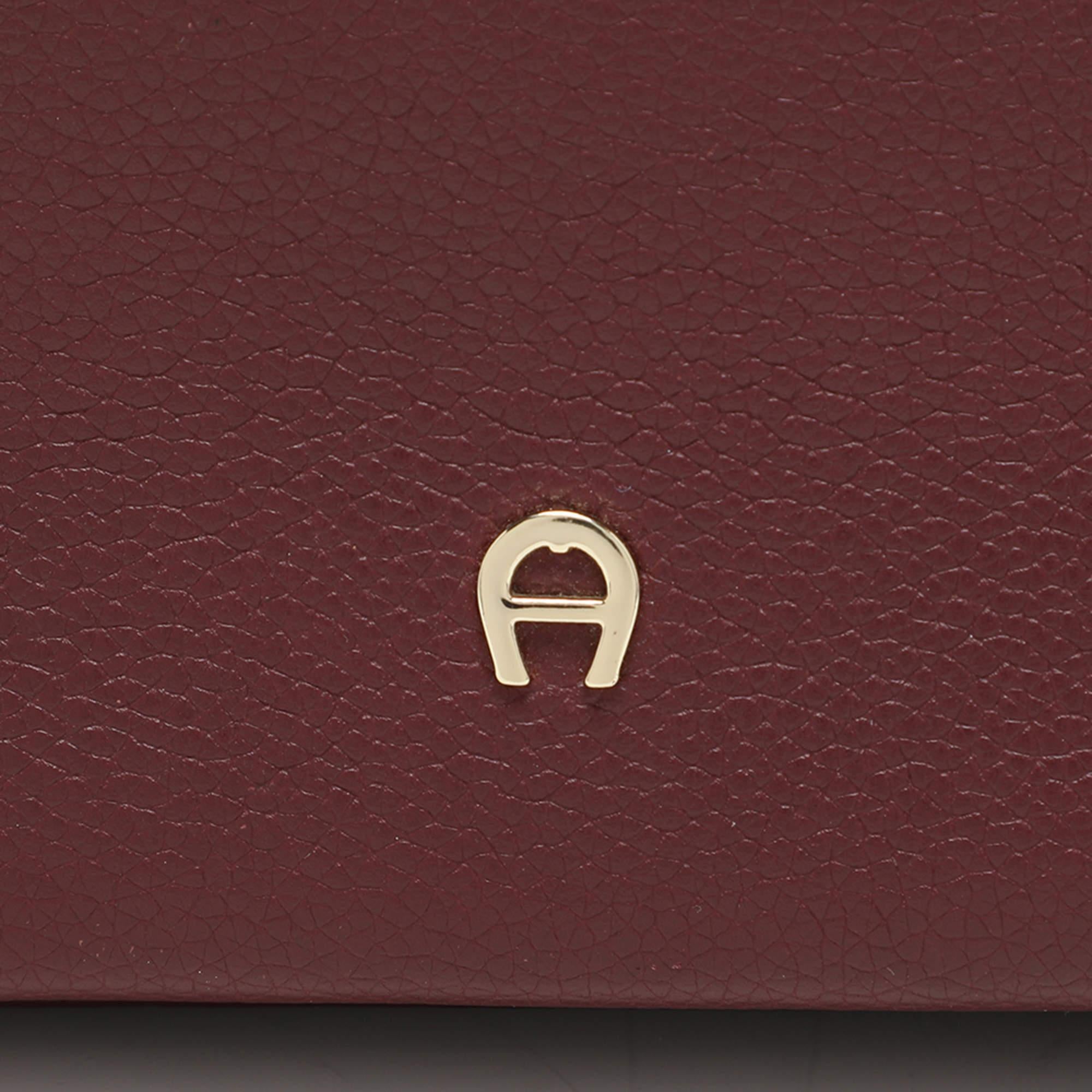 Women's Aigner Burgundy Leather Shoulder Bag For Sale