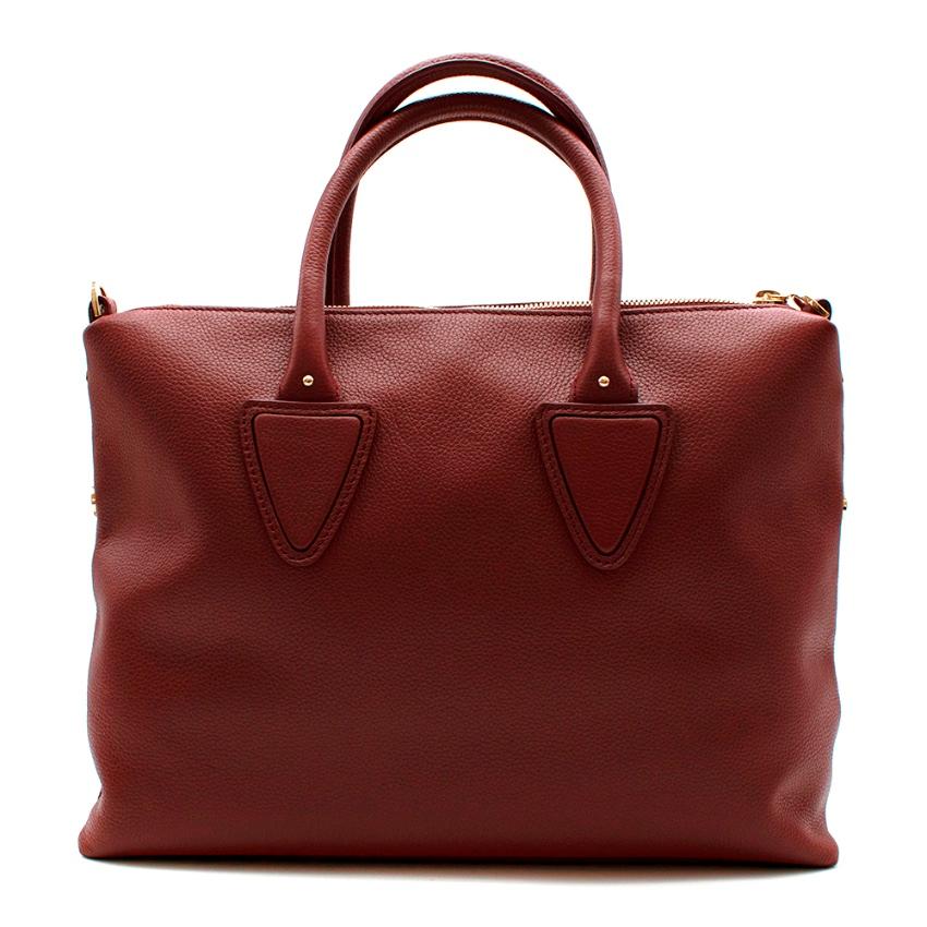 Aigner Burgundy Leather Top Handle Bag

-Gorgeous grainy leather 
-Rich warm burgundy hue 
-Elegant timeless design 
-Detachable chain shoulder 
strap 
-Zip fastening to the top 
-Magnetic fastening to the sides so the bags shape can be changed