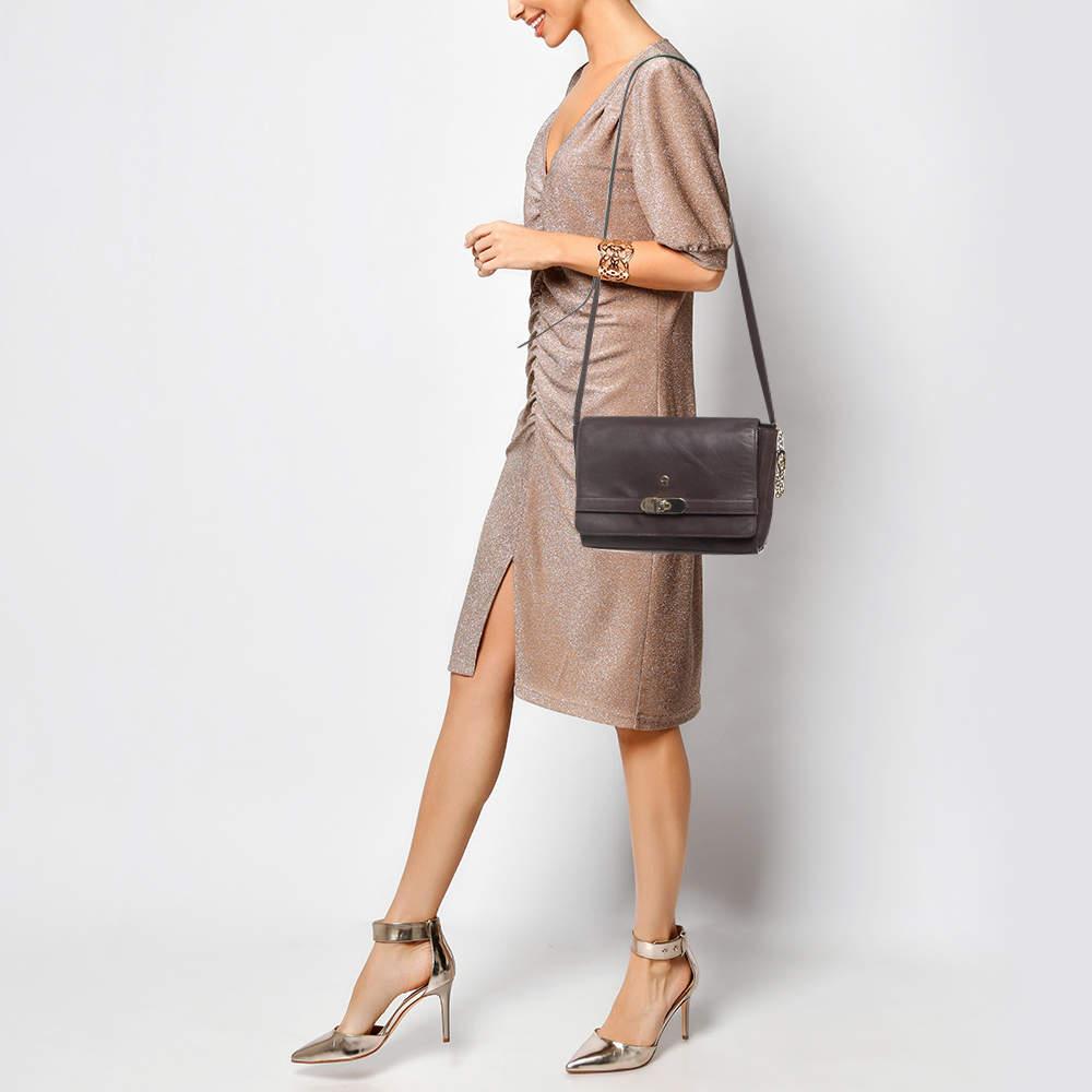 For a look that is complete with style taste and a touch of luxe this designer bag is the perfect addition. Flaunt this beauty on your shoulder and revel in the taste of luxury it leaves you with.