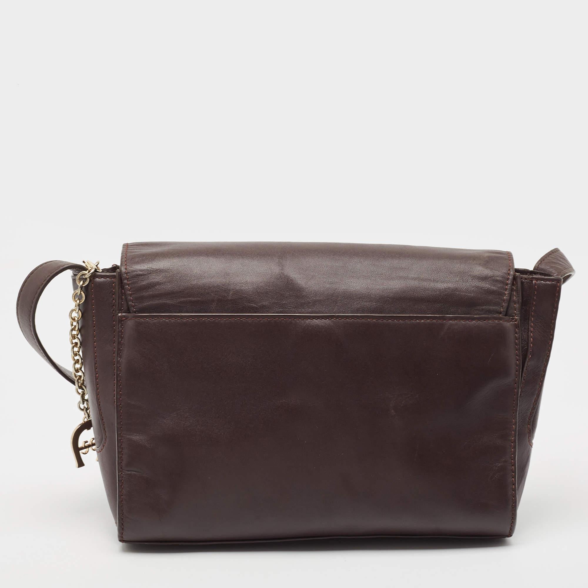 Aigner Burgundy Leather Turnlock Flap Shoulder Bag In Fair Condition For Sale In Dubai, Al Qouz 2